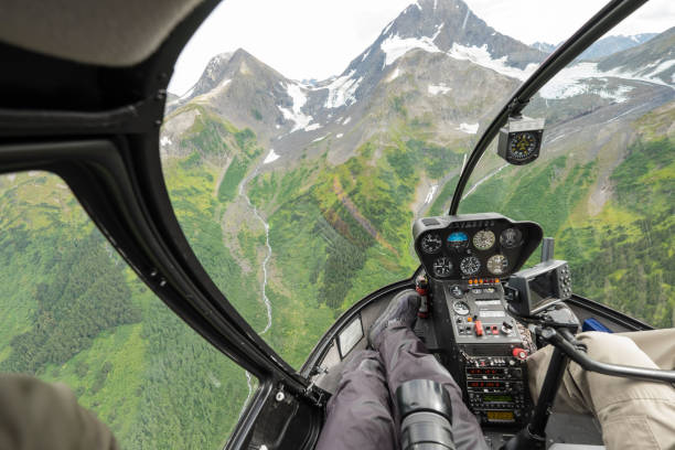 giro in elicottero verso la montagna di neve del ghiacciaio in alaska, stati uniti - aircraft point of view foto e immagini stock