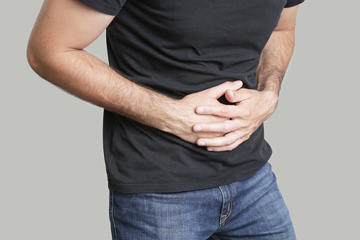 Hombre que tiene dolor estomacal dolor, gastritis crónica o distensión de abdomen photo