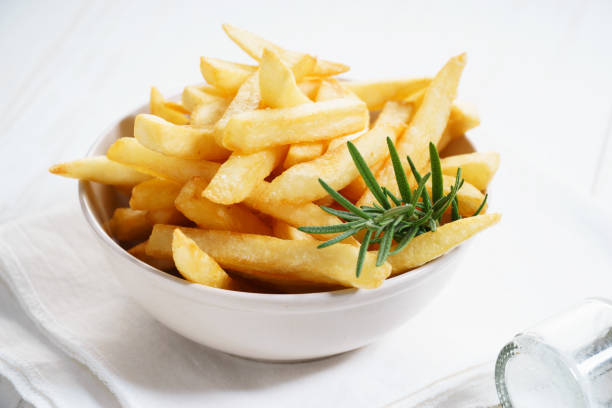 картофель фри - appetizer bowl potato chip condiment стоковые фото и изображения