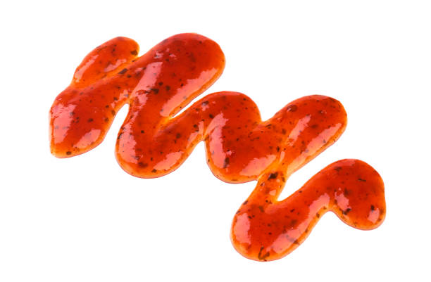 흘리 며 소스입니다. 흰색 배경에 고립 된 빨간 샐러드 드레싱입니다. 상위 뷰 - sweet chili 뉴스 사진 이미지
