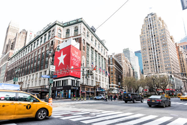 midtown manhattan nyc gebäude zeichen herald square, 6th avenue west 34th street straße, für macy store, taxi taxi autos im verkehr - garment stock-fotos und bilder