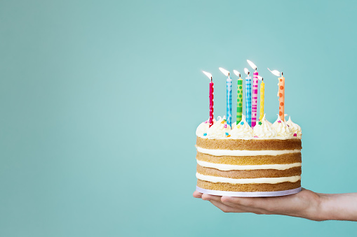 Pastel de cumpleaños con velas de colores photo