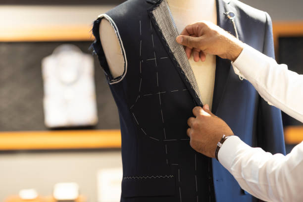 男を男性ドレス フォームのジャケットを測定 - mannequin dressmakers model tape measure textile ストックフォトと画像