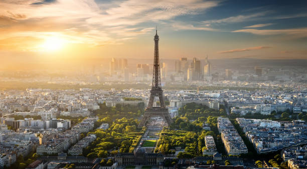 вид с воздуха на эйфелеву башню - париж франция стоковые фото и изображения