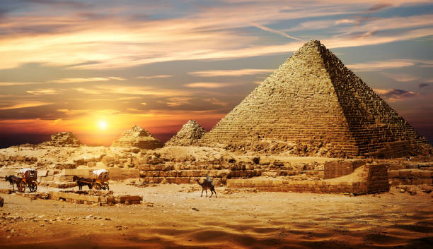 砂漠をピラミッドします。 - pyramid cairo egypt tourism ストックフォトと画像