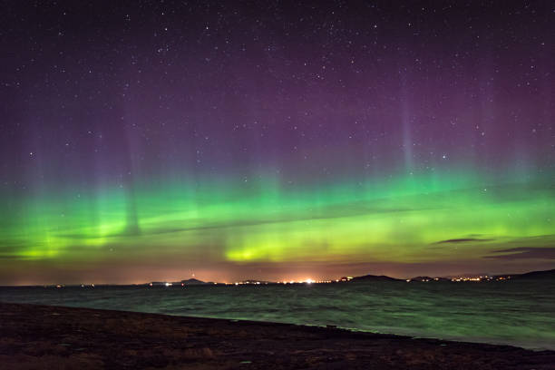 aurora boreal en el color del mar y las vigas - magnetosphere fotografías e imágenes de stock