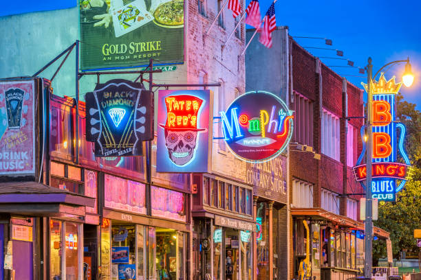 la calle beale street, memphis tennessee - memphis tennessee tennessee skyline history fotografías e imágenes de stock