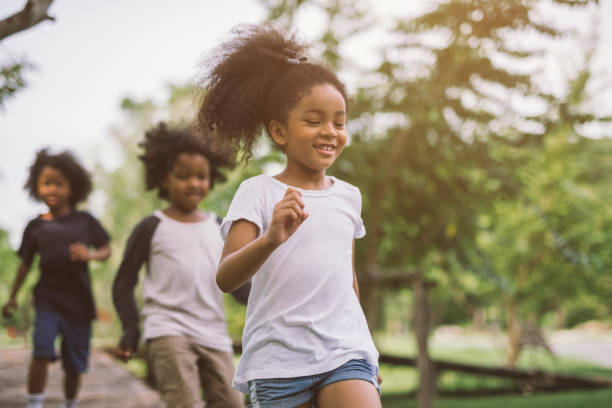 dzieci bawiące się na świeżym powietrzu - little boys outdoors clothing education zdjęcia i obrazy z banku zdjęć