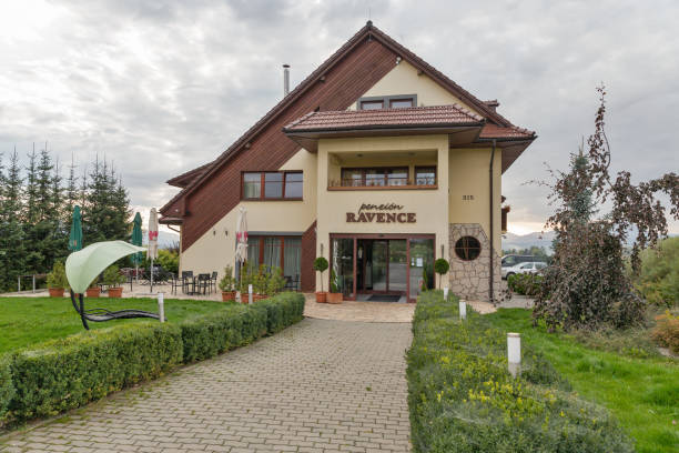 hotel ravence in liptovsky trnovec dorf, slowakei. - pension altersvorsorge stock-fotos und bilder