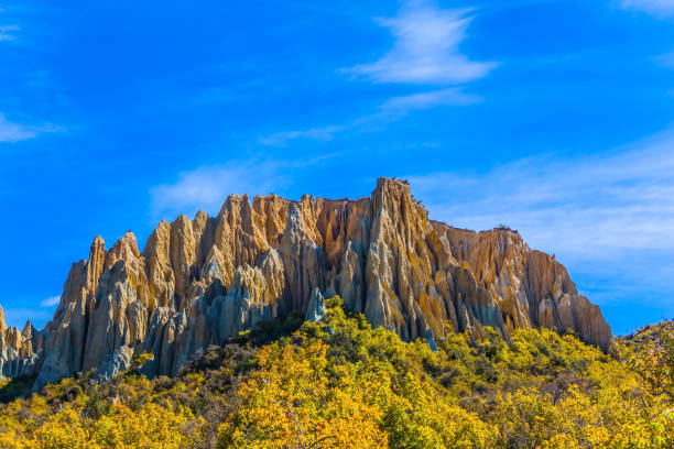 Scenic rocks Scenic Clay Cliffs. Blue sky above the tops of picturesque rocks. Travel to New Zealand. The concept of active, eco and photo tourism omarama stock pictures, royalty-free photos & images