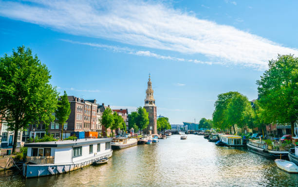 вид на башню montelbaanstoren на канале oudeschans - montelbaan tower стоковые фото и изображения