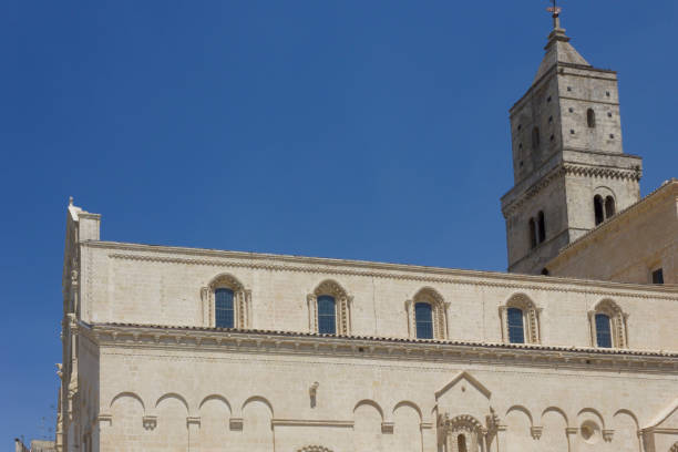 caratteristica architettonica della facciata laterale del duomo di matera - architectural feature architecture cathedral catholicism foto e immagini stock