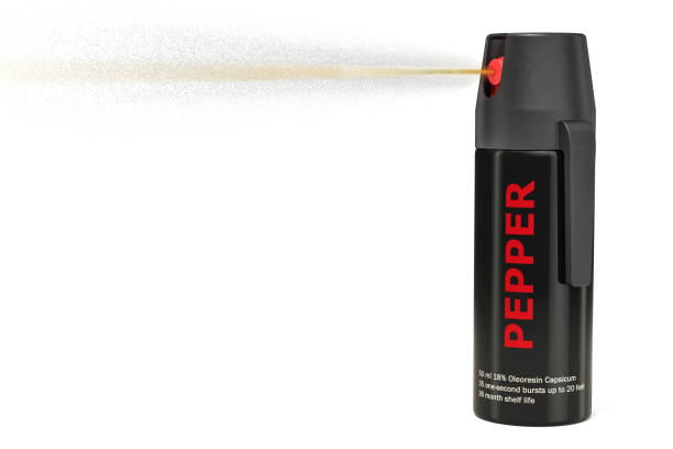 pepper spray rociando gas, aislado en fondo blanco de procesamiento 3d - pulverizador de pimienta fotografías e imágenes de stock