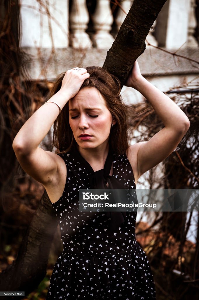 Foto de Retrato Do Perfil De Uma Jovem Mulher Sozinha Menina Triste Na  Natureza Pensar Algo e mais fotos de stock de Adolescência - iStock