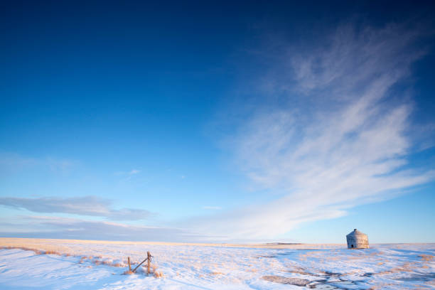 tempo invernale fuori dalla highway 363 appena fuori dal lato della mascella di alce saskatchewan canada - saskatchewan highway road trip scenics foto e immagini stock