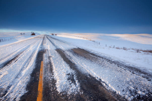 ムースジョー サスカチュワン カナダの側面だけを冬時間高速道路 - saskatchewan highway road trip scenics ストックフォトと画像