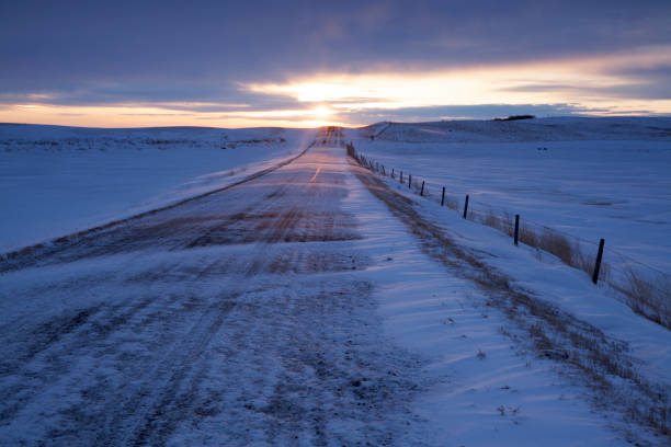 ムースジョー サスカチュワン カナダの側面だけを冬時間高速道路 - saskatchewan highway road trip scenics ストックフォトと画像