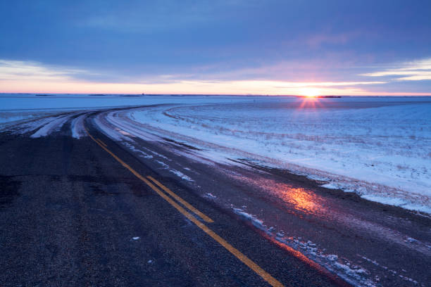 큰사슴 턱 서스캐처원 캐나다의 측면을 그냥 밖으로 겨울 시간 고속도로 - saskatchewan highway road trip scenics 뉴스 사진 이미지