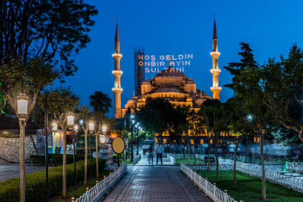 a mesquita azul em istambul, turquia. (sultanahmet camii). a mesquita é decorada com mahya especialmente para o ramadã. escreve para o marques: "o sultão de 11 meses, bem-vindo!" - specially - fotografias e filmes do acervo