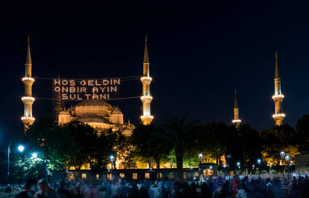 a mesquita azul em istambul, turquia. (sultanahmet camii). a mesquita é decorada com mahya especialmente para o ramadã. escreve para o marques: "o sultão de 11 meses, bem-vindo!" - specially - fotografias e filmes do acervo