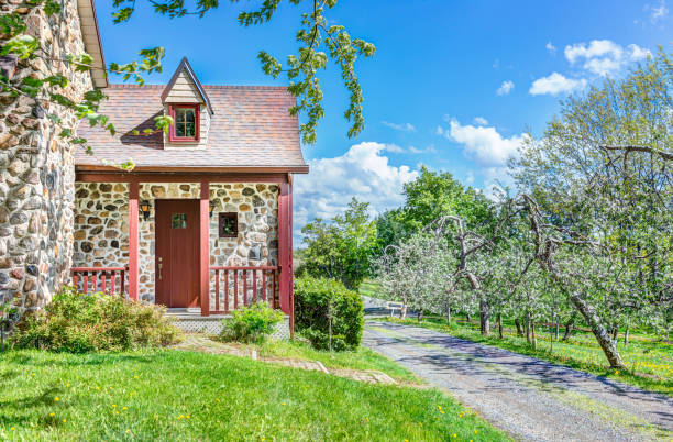 casa de piedra colorida entrada de la puerta de casa con porche en el campo de la aldea - orleans fotografías e imágenes de stock