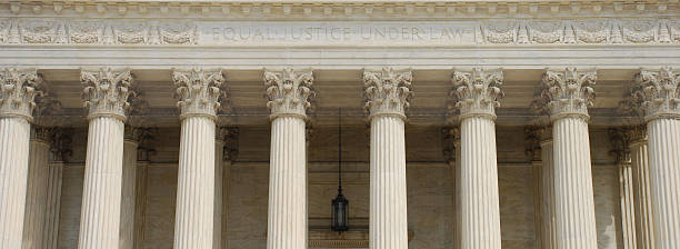 court suprême panoramique avec texte correspondant à la justice en vertu de la loi - column courthouse justice government photos et images de collection
