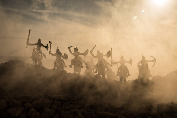 scène de bataille médiévale avec la cavalerie et l’infanterie. les silhouettes des personnages comme des objets séparés, la lutte entre guerriers sur coucher de soleil fond brumeux. - battlefield photos et images de collection