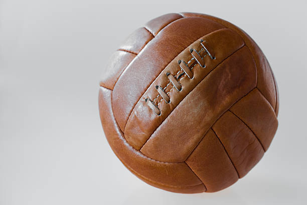 늙음 주말뿐이라도 축구공 - soccer ball old leather soccer 뉴스 사진 이미지