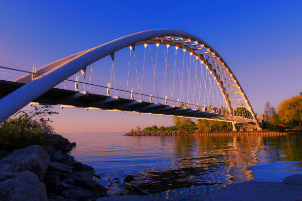 ponte pedonal no lago ontário - humber river fotos - fotografias e filmes do acervo