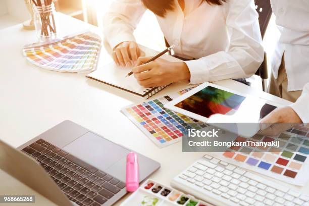 Team Von Kreativen Designern Arbeiten Mit Tablet Für Neues Projekt In Einem Designstudio Stockfoto und mehr Bilder von Büro