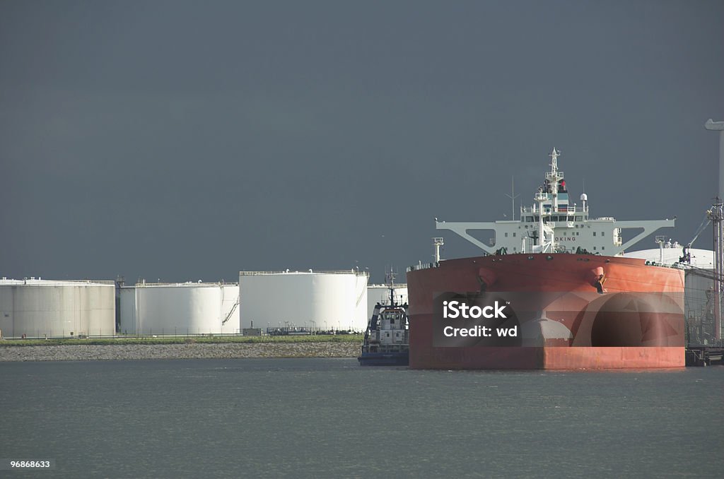 Petrolero en puerto - Foto de stock de Buque tanque libre de derechos