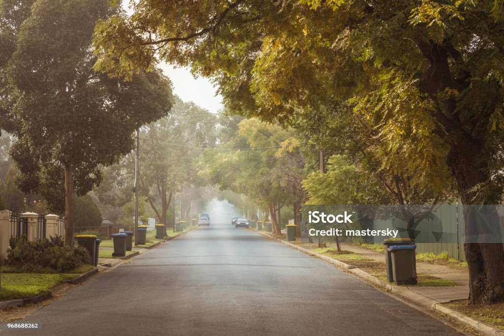 Australien matin brumeux d’automne dans la banlieue d’Adélaïde avec des déchets recyclage sur trottoir - Photo de Rue libre de droits