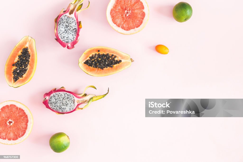 Fruits d’été sur fond rose pastel. Vue plate Lapointe, top - Photo de A la mode libre de droits