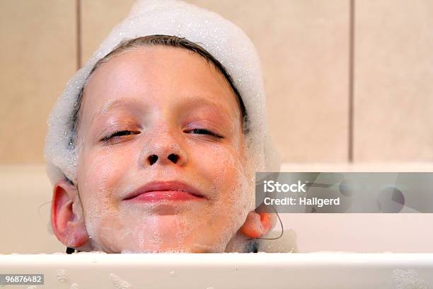 En El Baño Foto de stock y más banco de imágenes de Adolescente - Adolescente, Agua, Balneario - Spa