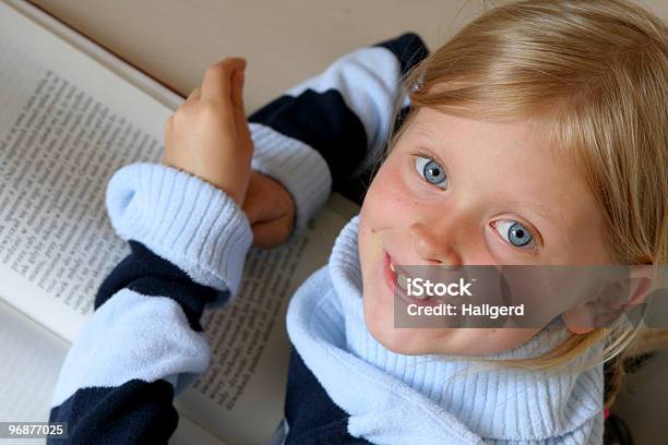 Alfabeto De Aprendizagem - Fotografias de stock e mais imagens de Alfabeto - Alfabeto, Aluno da Escola Primária, Aprender