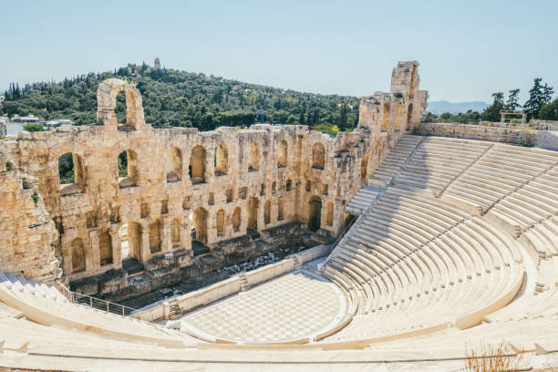 одеон геродес аттикус. каменное театральное сооружение, расположенное на юго-западном склоне акрополя афин, греция. - herodes atticus стоковые фото и изображения
