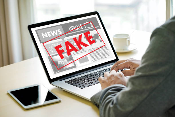 fake homem do conceito de notícias ler notícias media tecnologia em smartphone apenas fake - newspaper the media business new - fotografias e filmes do acervo