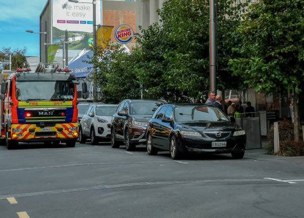 gente en la calle bombero espera la hora del almuerzo - action fire department car men fotografías e imágenes de stock