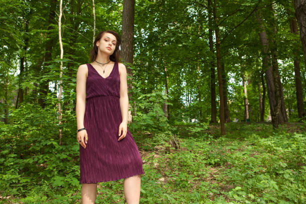 夏の森で紫色のドレスで 18 歳若い美人のクローズ アップの肖像画 - one person one young woman only 18 19 years teenage girls ストックフォトと画像