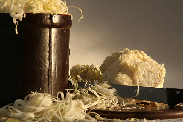 準備 sauerkraft - sauerkraut cabbage desire hungry ストックフォトと画像