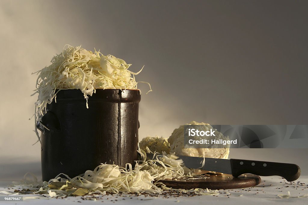 Preparazione sauercraft - Foto stock royalty-free di Acido