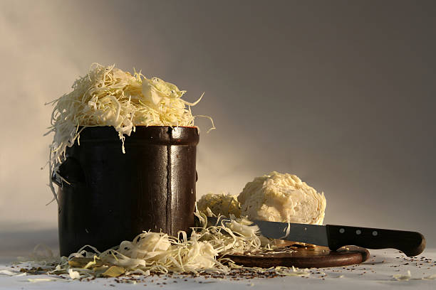 przygotowanie sauercraft - sauerkraut cabbage desire hungry zdjęcia i obrazy z banku zdjęć