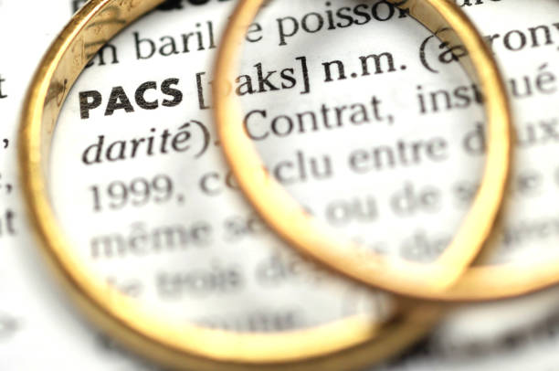 pacs de mot alliances e le - mariage civil photos et images de collection