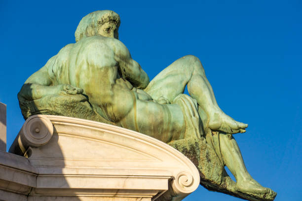 статуя давида микеланджело на площади микеланджело во флоренции, италия - david michelangelo florence italy masterpiece стоковые фото и изображения