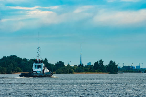 schwarz schlepper schiff im gange - piloting commercial dock harbor industrial ship stock-fotos und bilder