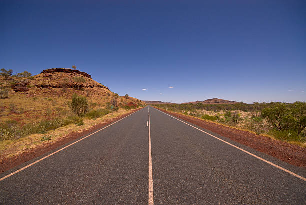 estrada do outback montanhas parque nacional de karijini - spinnifex - fotografias e filmes do acervo