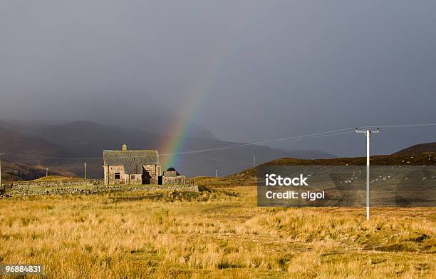 Шотландский Небольшой Коттедж С Storm И Rainbow — стоковые фотографии и другие картинки Loch Assynt - Loch Assynt, Без людей, Буря