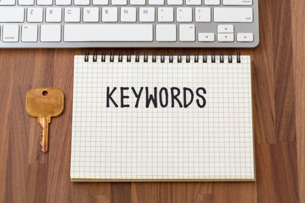 palabra palabras clave en notebook con clave - single word keywords seo key fotografías e imágenes de stock