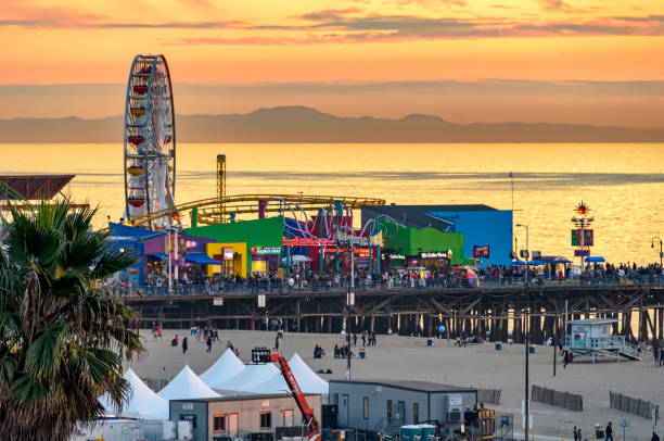 blick auf pacific park, ein vergnügungspark am santa monica pier in kalifornien bei sonnenuntergang. - santa monica california santa monica pier amusement park stock-fotos und bilder