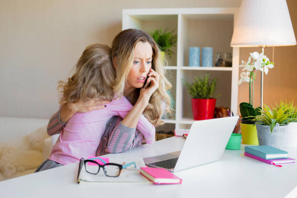 adicto al trabajo mamá demasiado ocupada en el trabajo y no hace caso de su hijo - working mother working mother balance fotografías e imágenes de stock